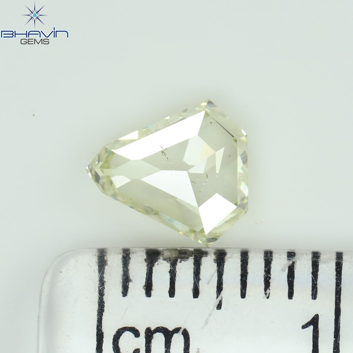 0.12 CT トライアングル シェイプ ナチュラル ダイヤモンド グリーン カラー SI2 クラリティ (3.44 MM)