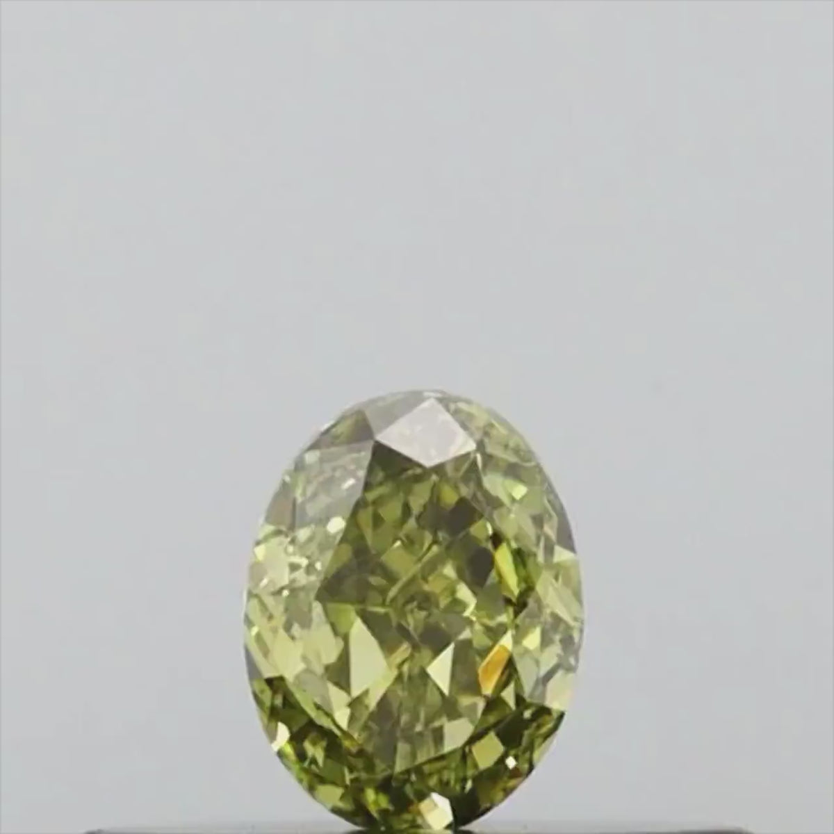 0.18 CT オーバルシェイプ 天然ダイヤモンド グリーン (カメレオン) カラー VS2 クラリティ (3.88 MM)