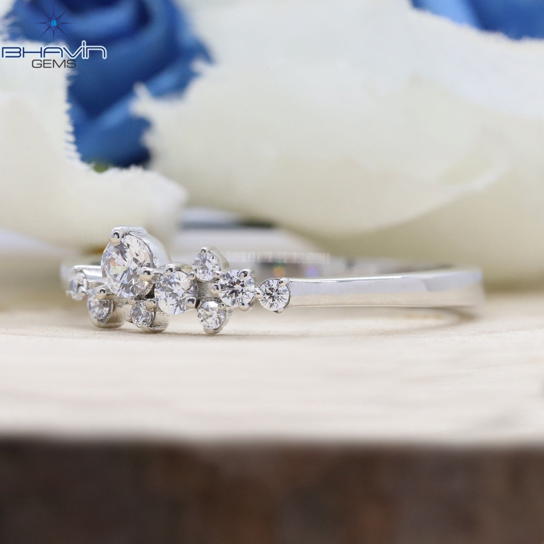 Luxury Curve Ring with Round Diamond Shine