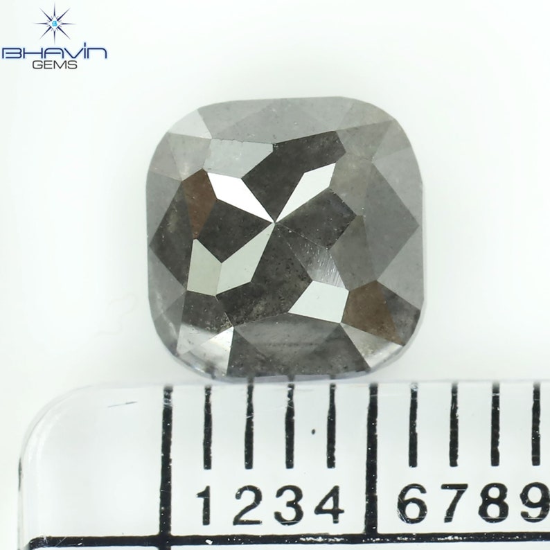 2.22 CT クッション シェイプ ソルト アンド ペッパー カラー ダイヤモンド クラリティ I3 (6.95 MM)