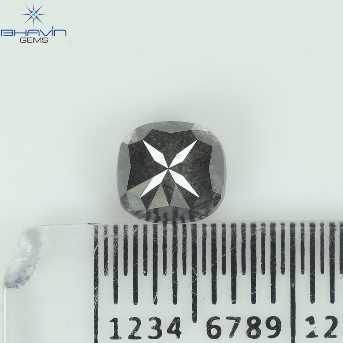 1.11 CT クッション シェイプ ソルト アンド ペッパー カラー ダイヤモンド クラリティ I3 (5.59 MM)