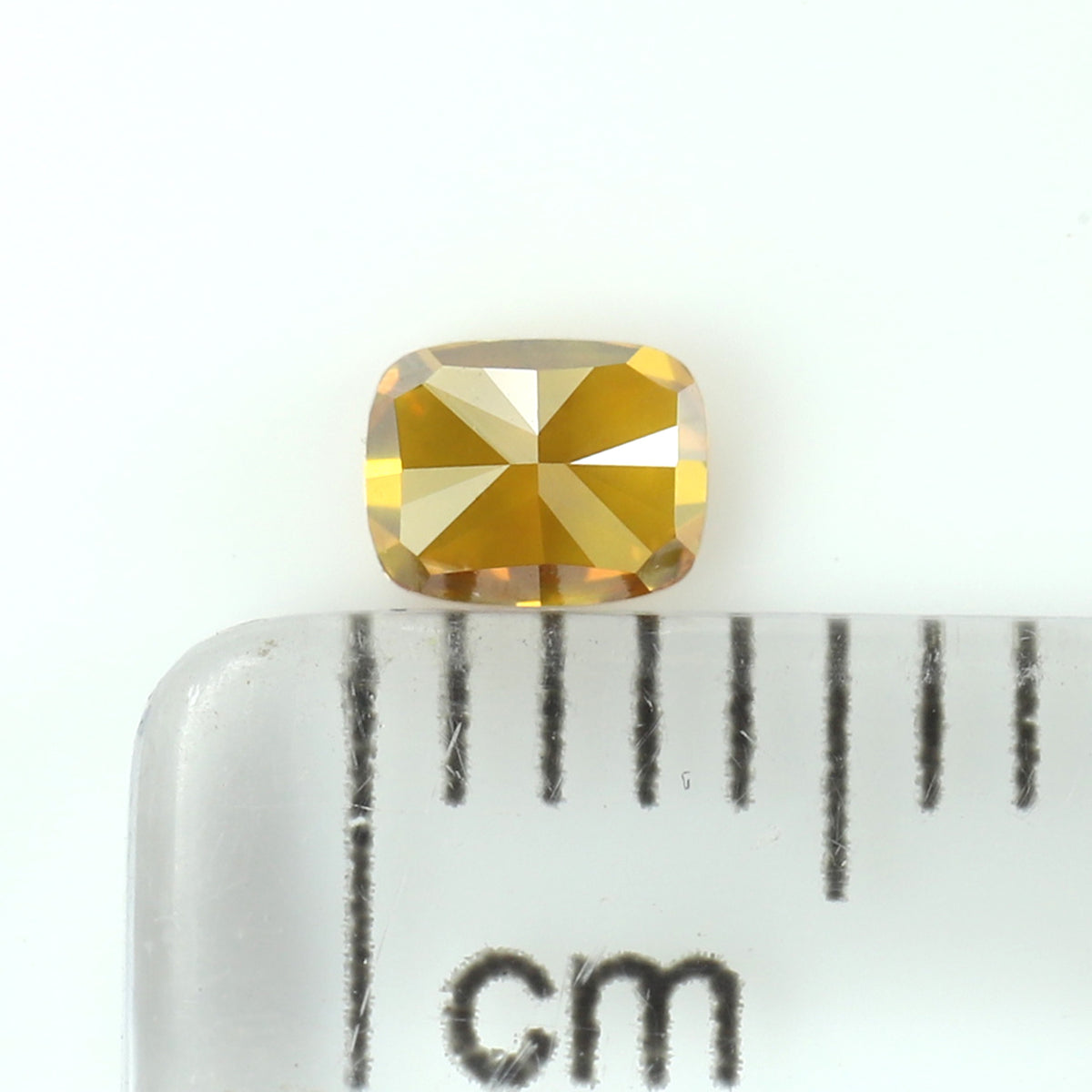 0.22 CT クッション シェイプ ナチュラル ダイヤモンド オレンジ色 SI1 クラリティ (3.67 MM)