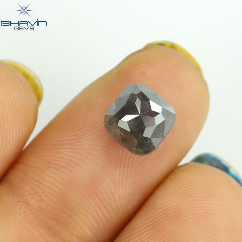 2.22 CT クッション シェイプ ソルト アンド ペッパー カラー ダイヤモンド クラリティ I3 (6.95 MM)