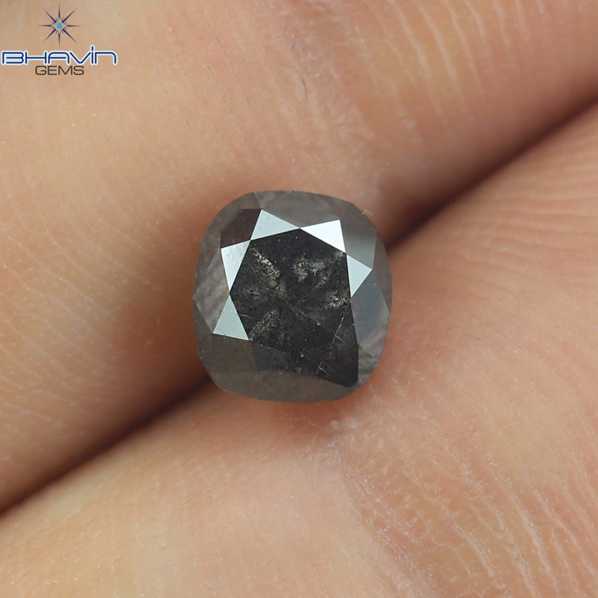1.11 CT クッション シェイプ ソルト アンド ペッパー カラー ダイヤモンド クラリティ I3 (5.59 MM)
