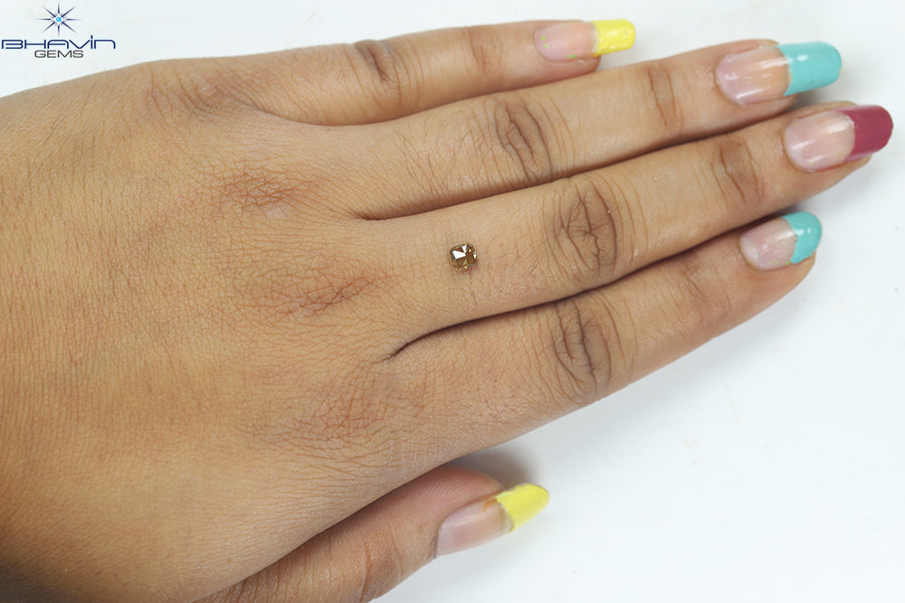 0.38 CT、クッション ダイヤモンド、ピンクがかったブラウン色、クラリティ VS1 (4.02 MM)