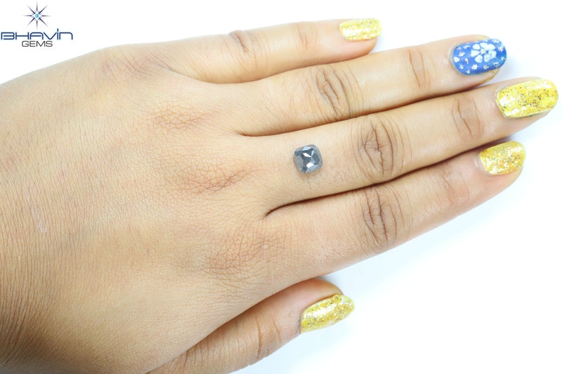 2.22 CT クッション シェイプ ソルト アンド ペッパー カラー ダイヤモンド クラリティ I3 (6.95 MM)