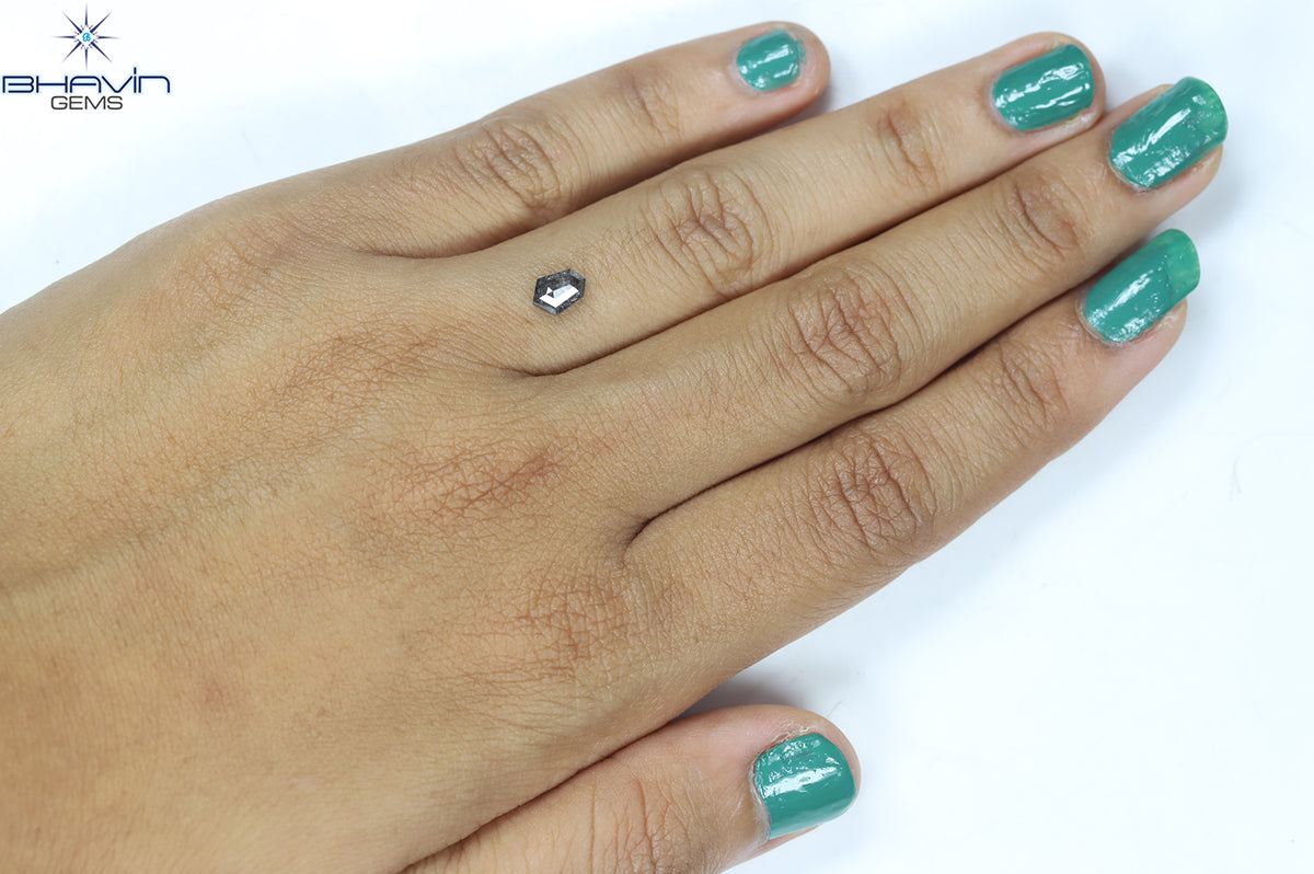 0.52 CT シールド シェイプ ナチュラル ルース ダイヤモンド ソルト アンド ペッパー カラー I3 クラリティ (6.15 MM)
