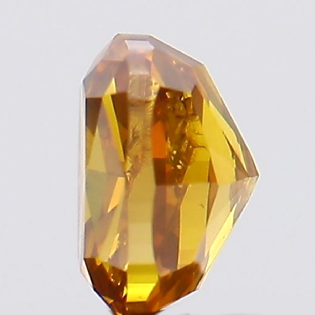 0.22 CT クッション シェイプ ナチュラル ダイヤモンド オレンジ色 SI1 クラリティ (3.67 MM)